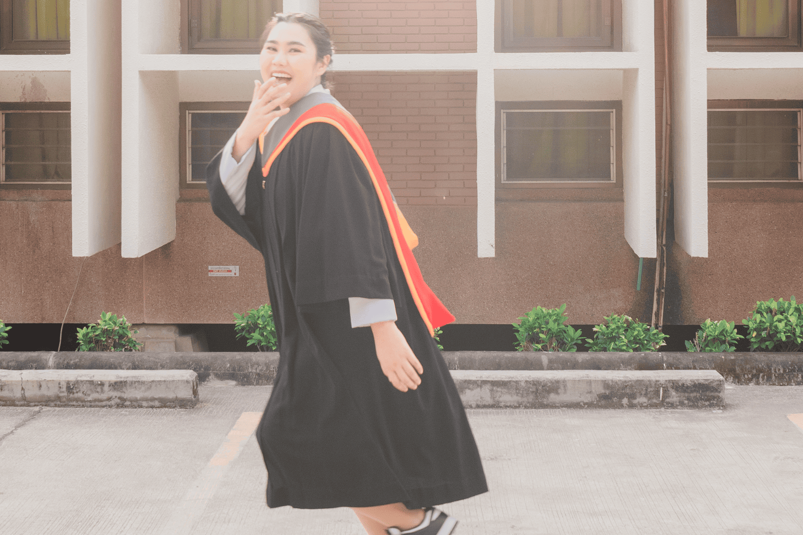 ช่างภาพรับปริญญา-ถ่ายรูป-ช่างภาพงานแต่ง-ถ่ายรูปรับปริญญา-ถ่ายรูปครอบครัว-ถ่ายรูปรับปริญญากับครอบครัว-ถ่ายรูปรับปริญญากับแฟน-ถ่ายรูปรับปริญญาแนวสตรีท-ถ่ายรูปรับปริญญาแนวสตรีท-ถ่ายรูปรับปริญญา ผู้ชาย-ถ่ายรูปรับปริญญานอกรอบ-ช่างภาพ-photographer-ช่างภาพงานแต่ง-street photographer-ช่างภาพอิสระ-รับถ่ายรูป